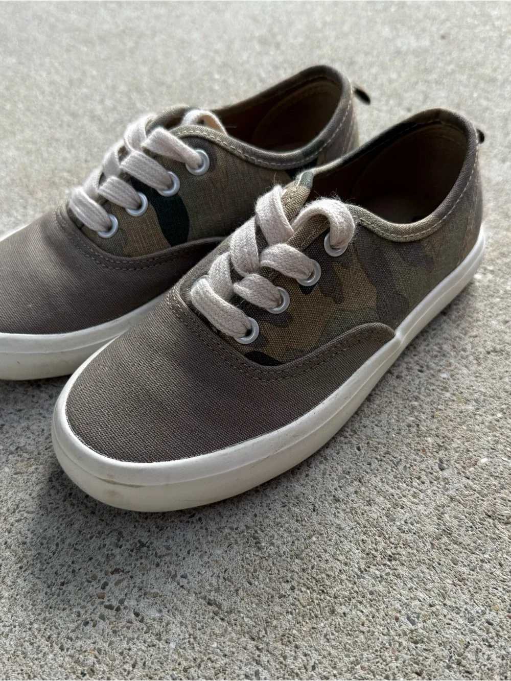 Old Navy Kids Camo Canvas Lace-Up Sneakers in Olive and Tan